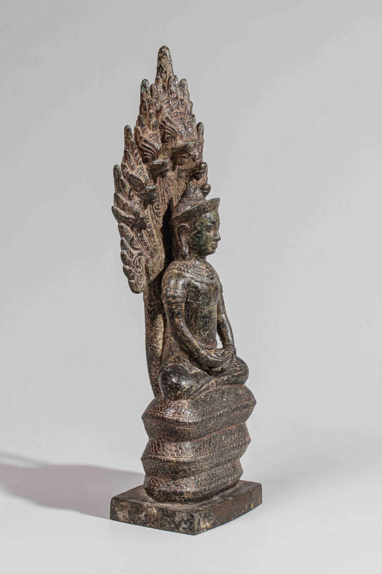 Buddha Mucilinda assis sur le Naga septacéphale déployant son chaperon pour abriter Buddha du déluge - Image 3 of 4