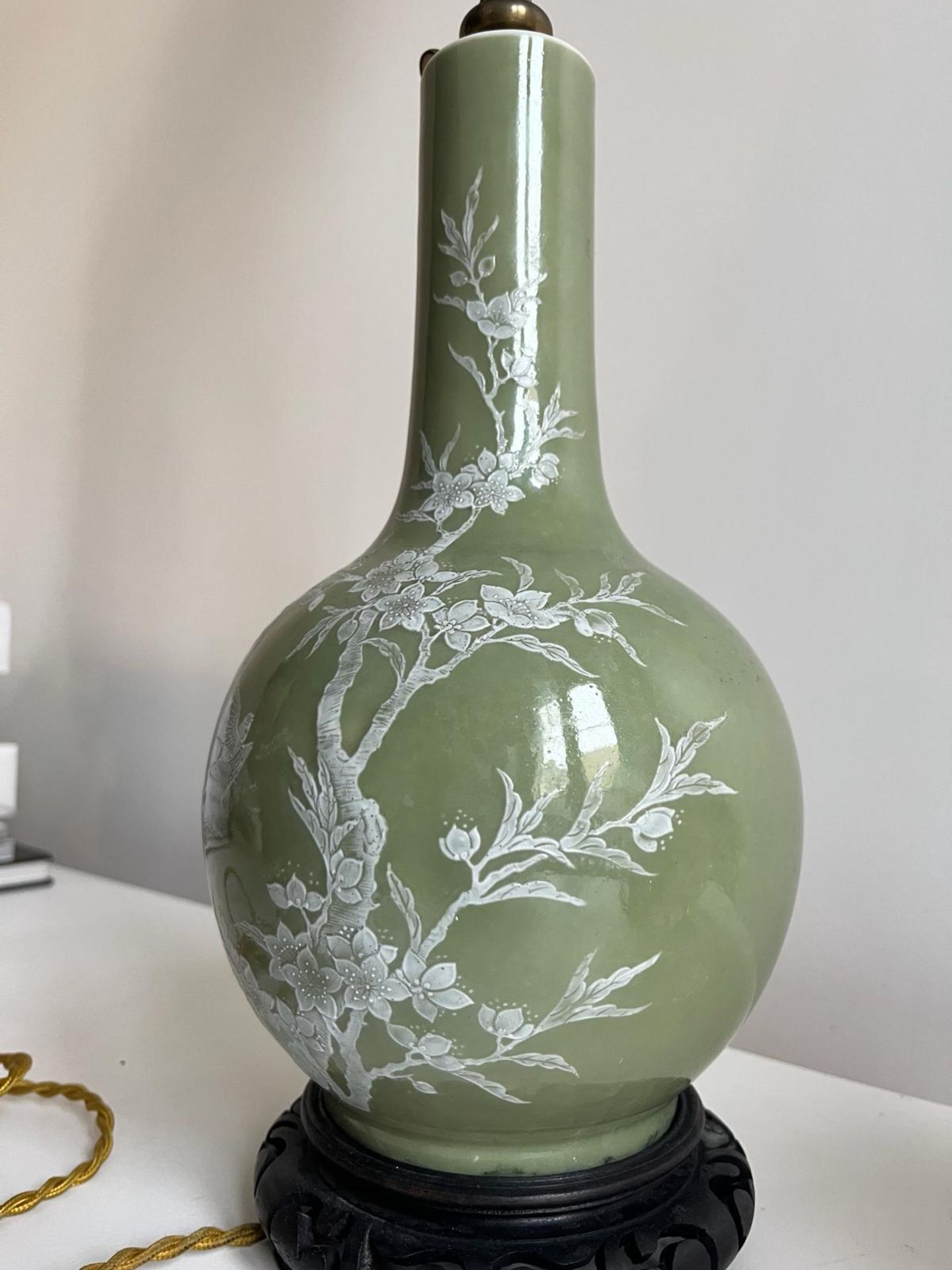 Vase globulaire à haut col droit en porcelaine à glaçure céladon orné d’un prunus en blanc sur la - Image 3 of 7