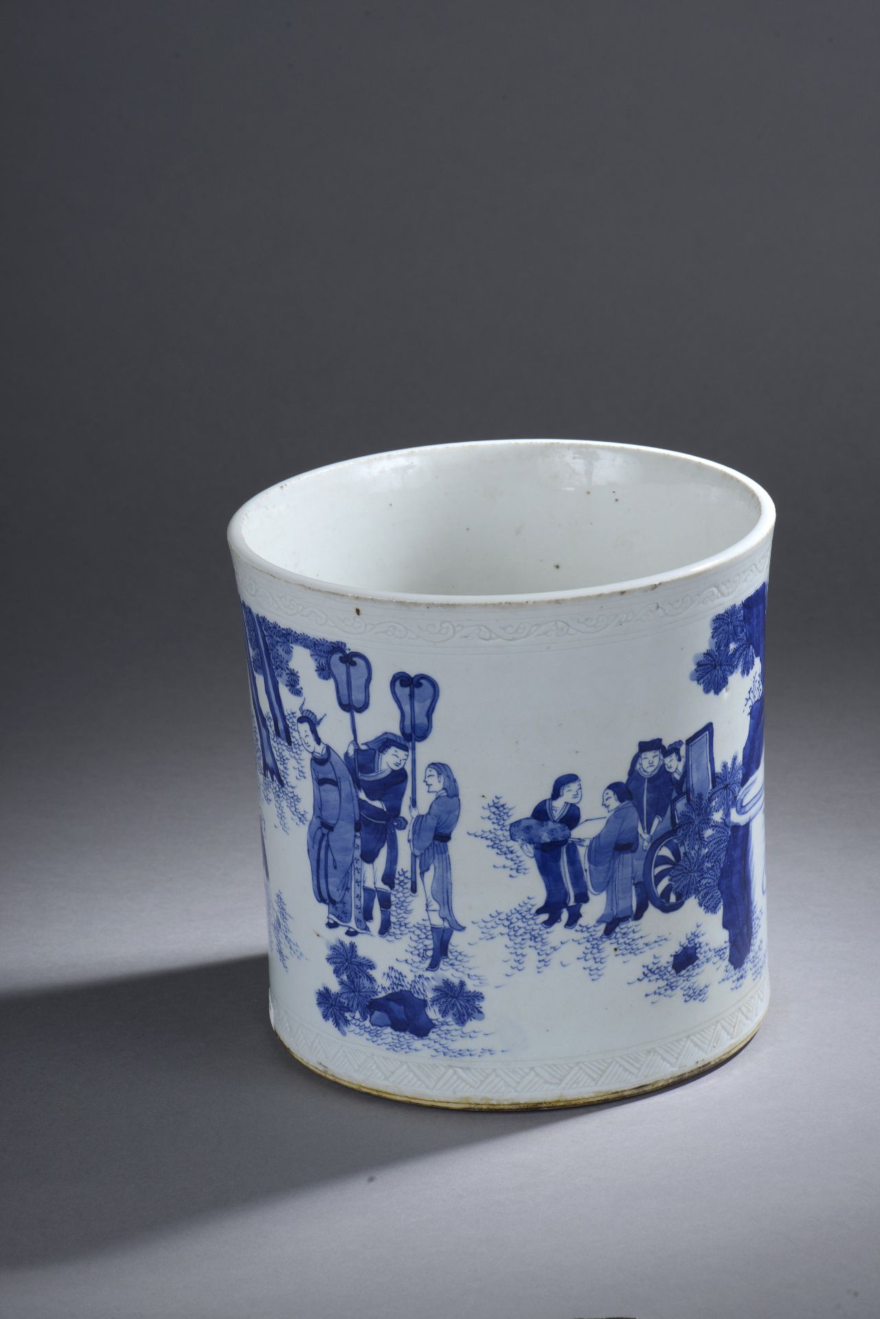 Porte Pinceaux Bitong, Objet de lettré, de forme cylindrique en porcelaine illustré en bleu cobalt - Image 2 of 2