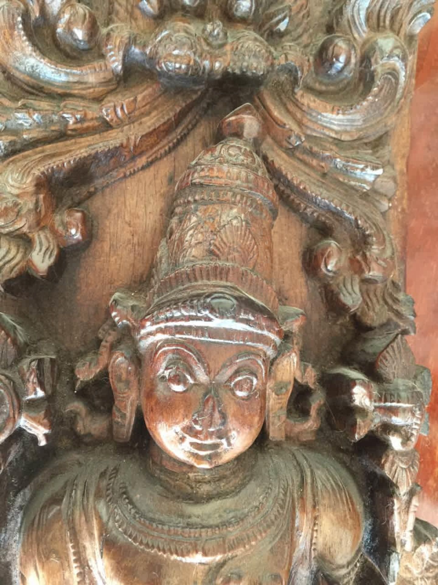 Panneau de charriot processionnel illustré de Vishnu debout en abanga abrité sous un yali, coiffé - Image 3 of 5