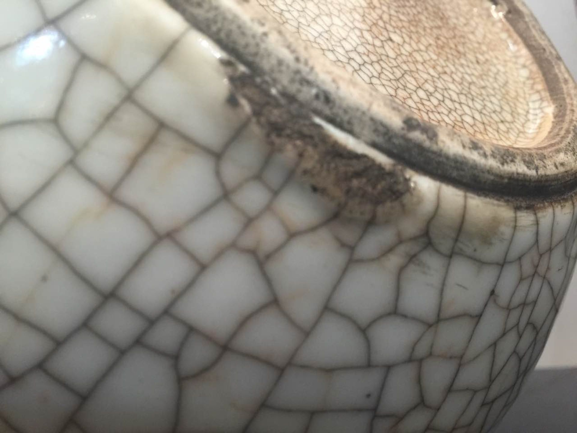 Vase Ghe Yao globulaire à col droit en porcelaine à glaçure monochrome blanche craquelée Chine - Image 6 of 9