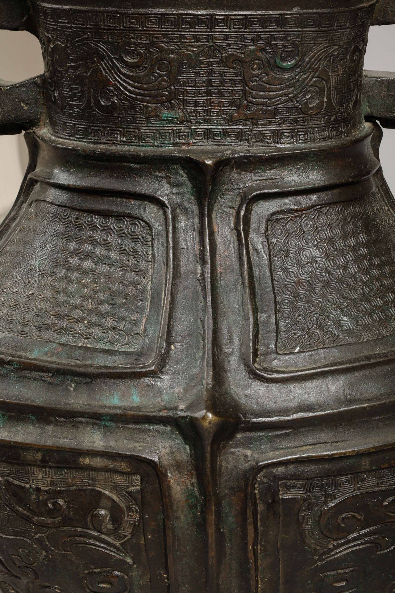 Vase de forme « GU » moulé de huit réserves à motifs archaïsants et géométriques, et de deux - Bild 8 aus 9