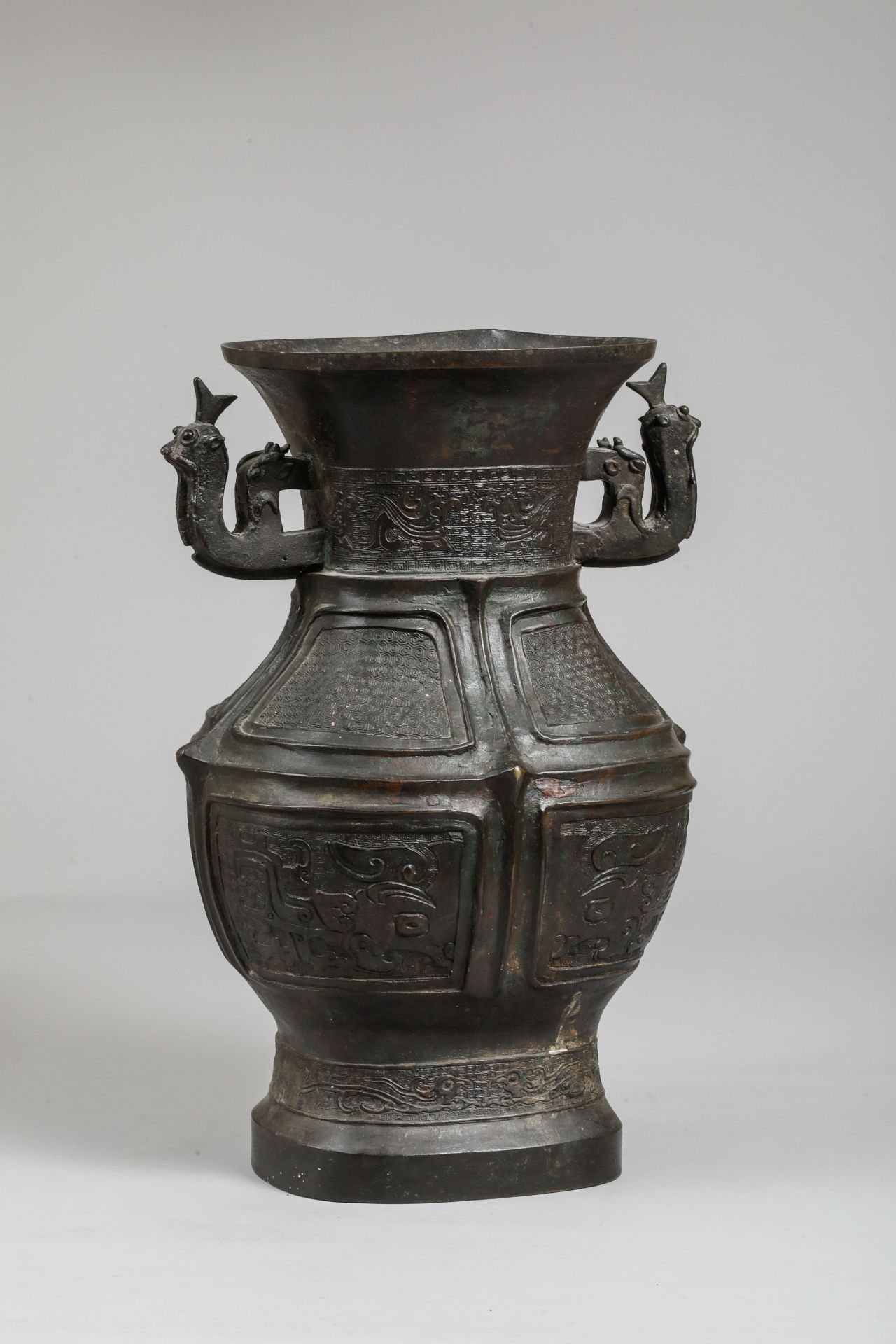 Vase de forme « GU » moulé de huit réserves à motifs archaïsants et géométriques, et de deux - Bild 2 aus 9