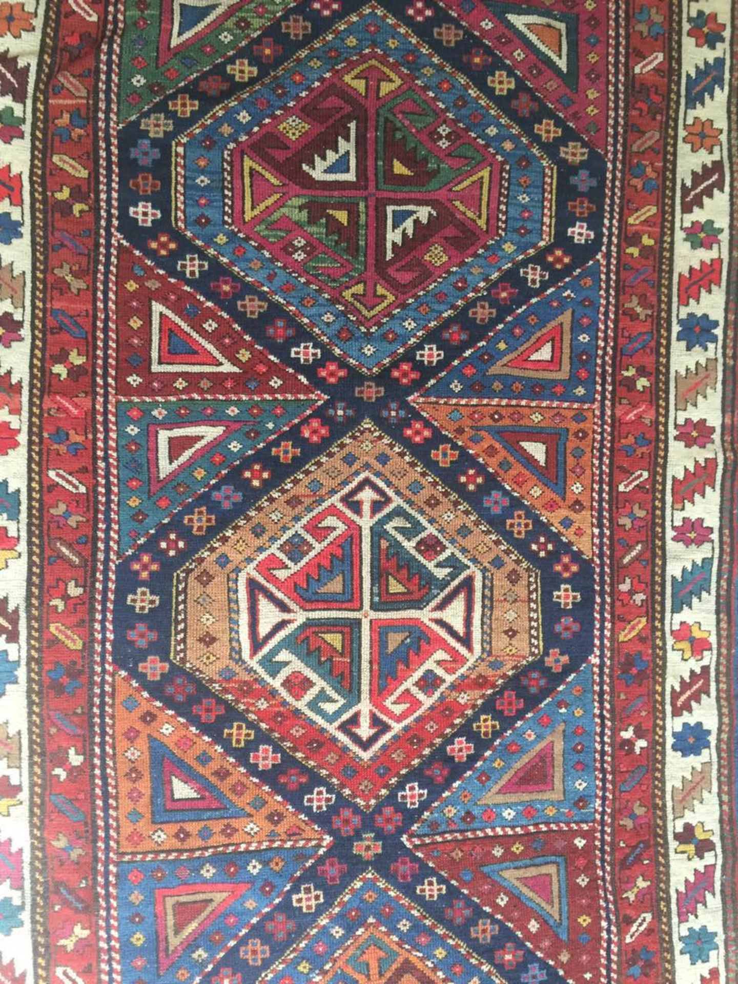 Tapis tribal en laine polychrome à décor de motifs traditionnels 365 x 114 cm - Image 3 of 16