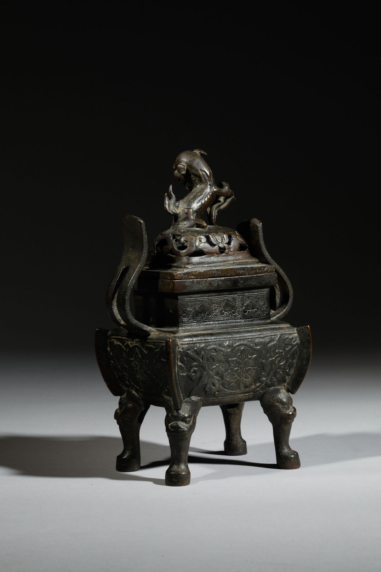 Brule parfum quadripode ,à couvercle ajouré surmonté d’un « Kilin » tenant un « Lingzi » de sa patte - Image 3 of 5