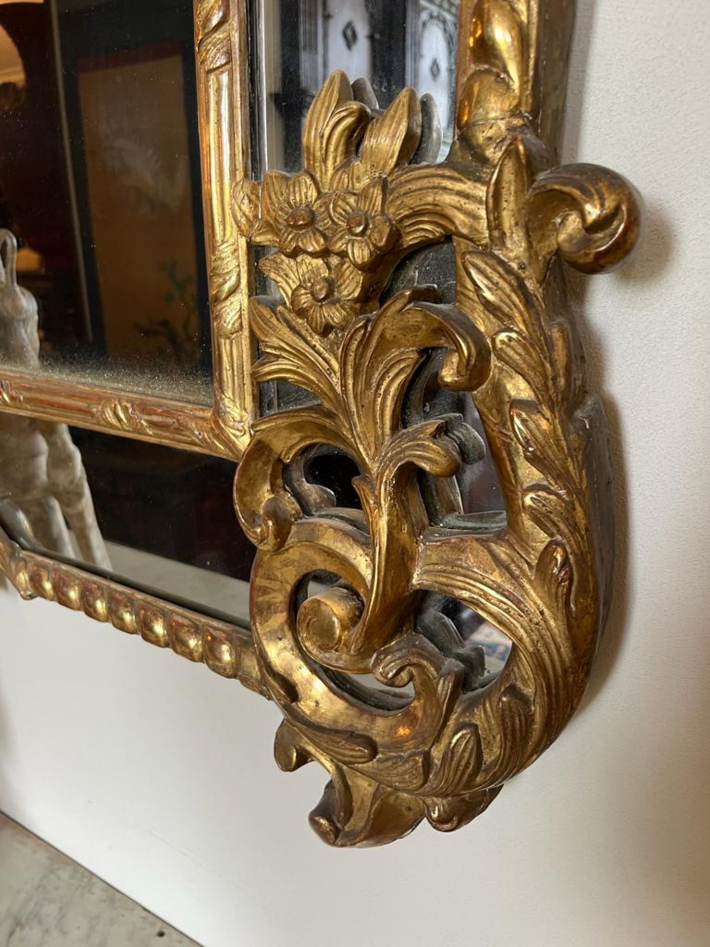Grand miroir en bois doré à parcloses et fronton Décor d'aigles, de rinceaux feuillagés et fleuris - Image 2 of 4