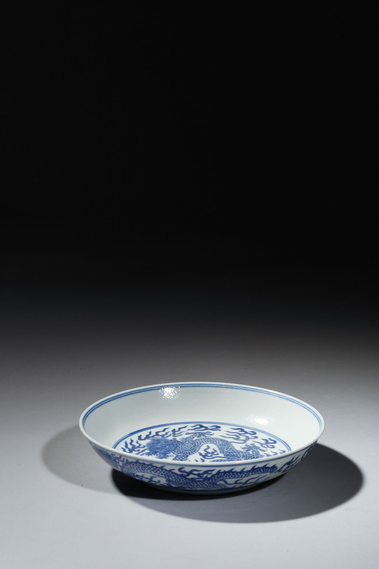 Rare coupe en porcelaine blanche à décor en bleu cobalt sous couverte de dragon Impérial en fond - Image 2 of 7
