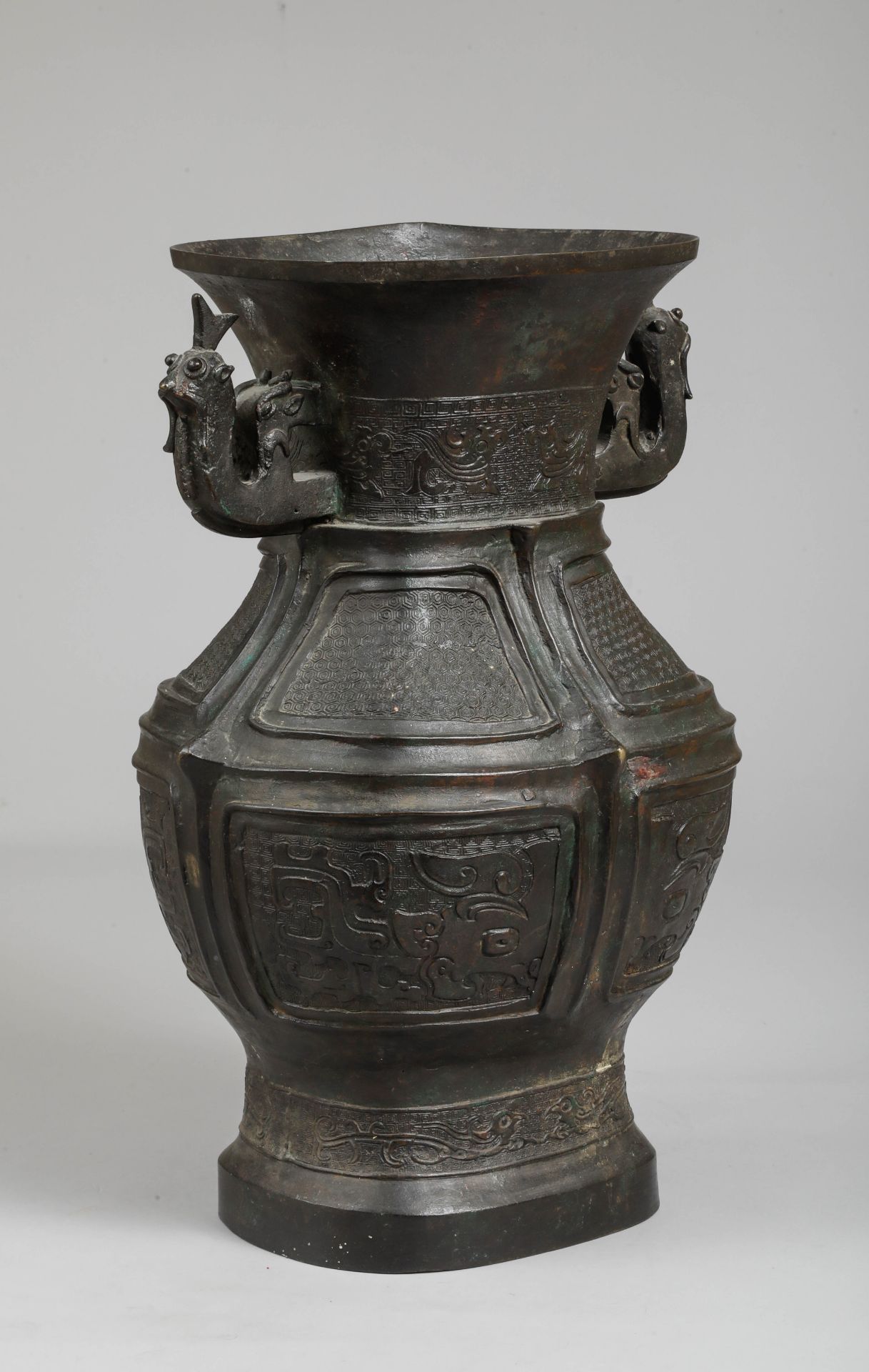 Vase de forme « GU » moulé de huit réserves à motifs archaïsants et géométriques, et de deux - Bild 6 aus 9