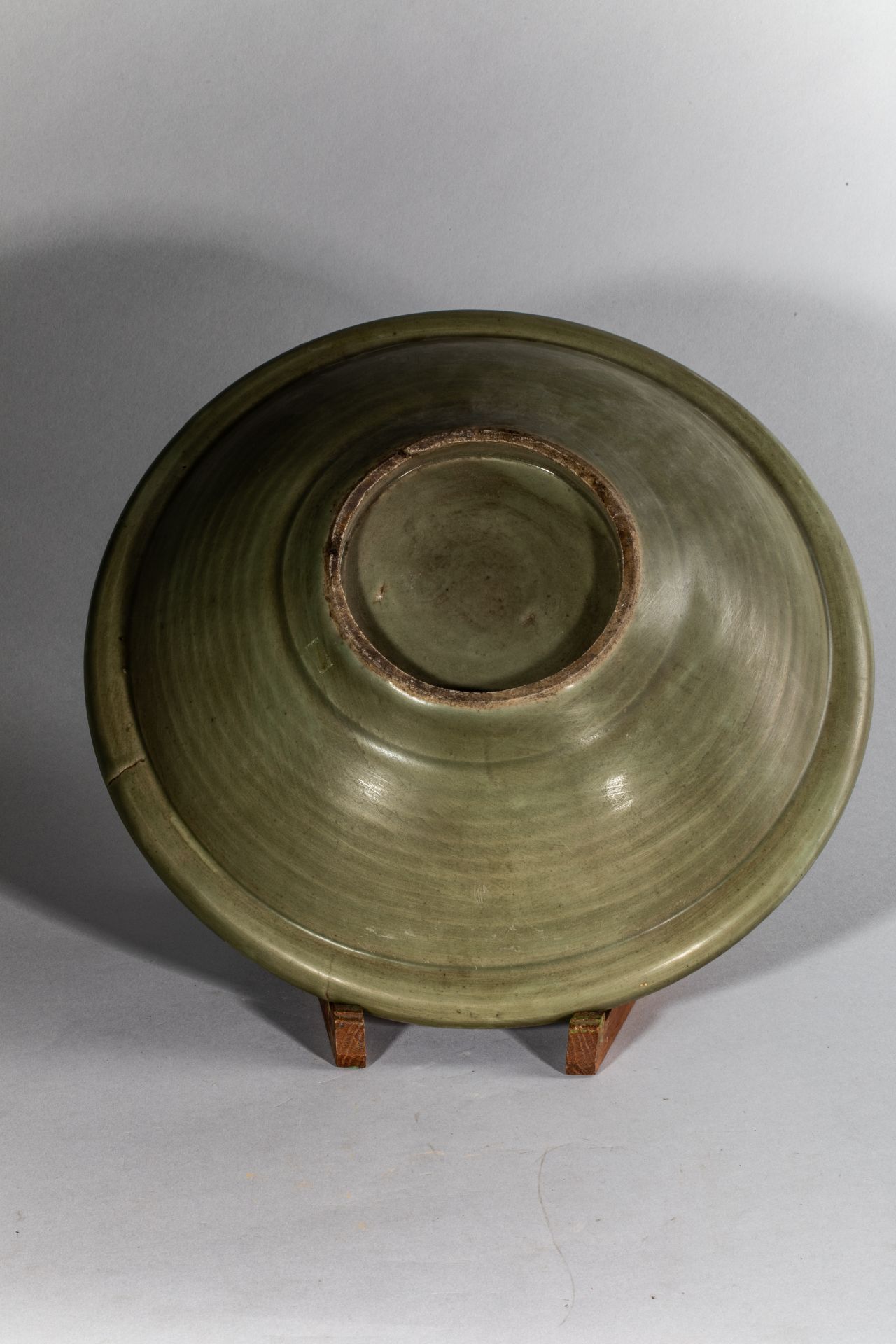 Plat en épaisse porcelaine du longquan à décor incisé sous glaçure monochrome céladon à décor de - Bild 3 aus 4