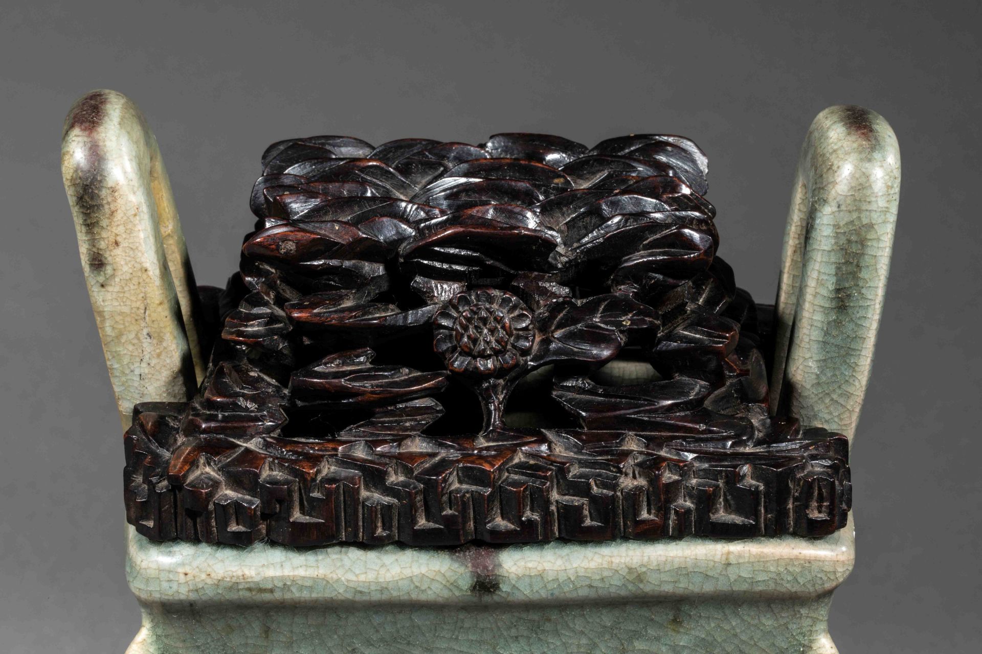 Brûle parfum Fangding archaïsant en épaisse porcelaine incisée de motif floraux sous glaçure - Image 6 of 6