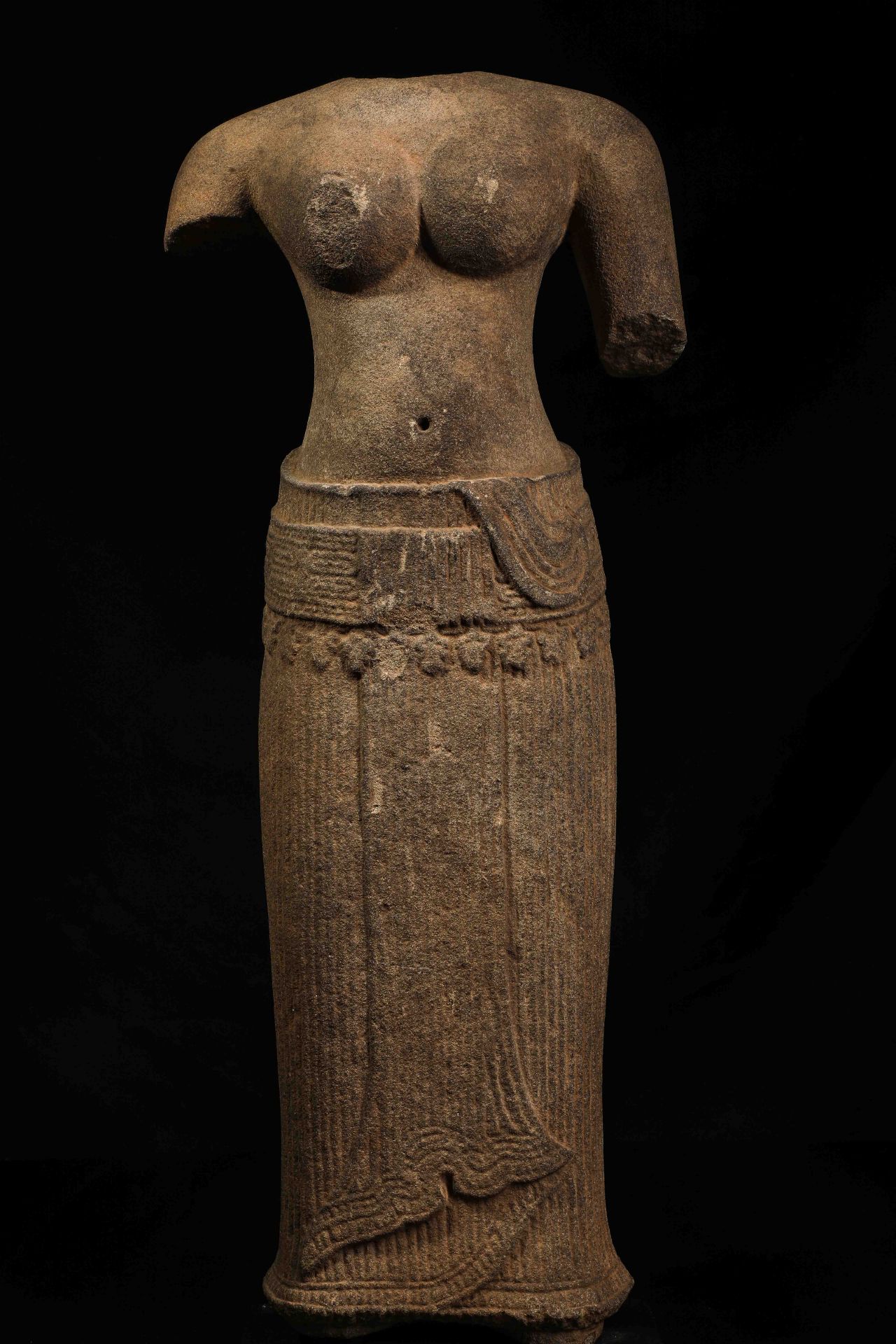 Torse de Uma dénudé , vêtu d'un sarong long plissé retenu par une large ceinture plate à - Image 2 of 11