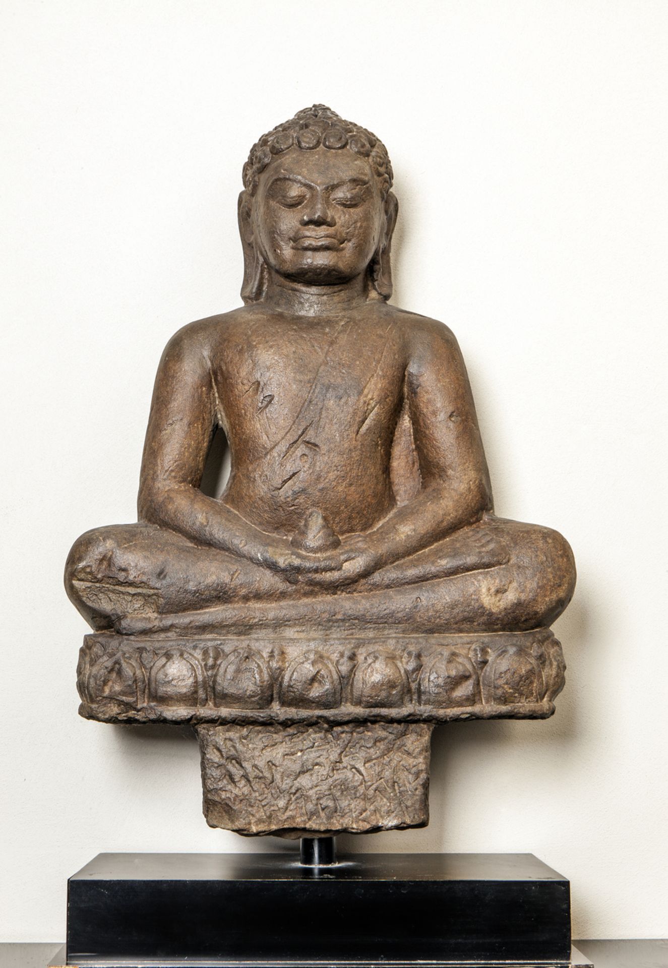 Bouddha assis en dhyanasana sur un socle à frise lotiforme les deux mains posées à plat tenant une - Image 2 of 2