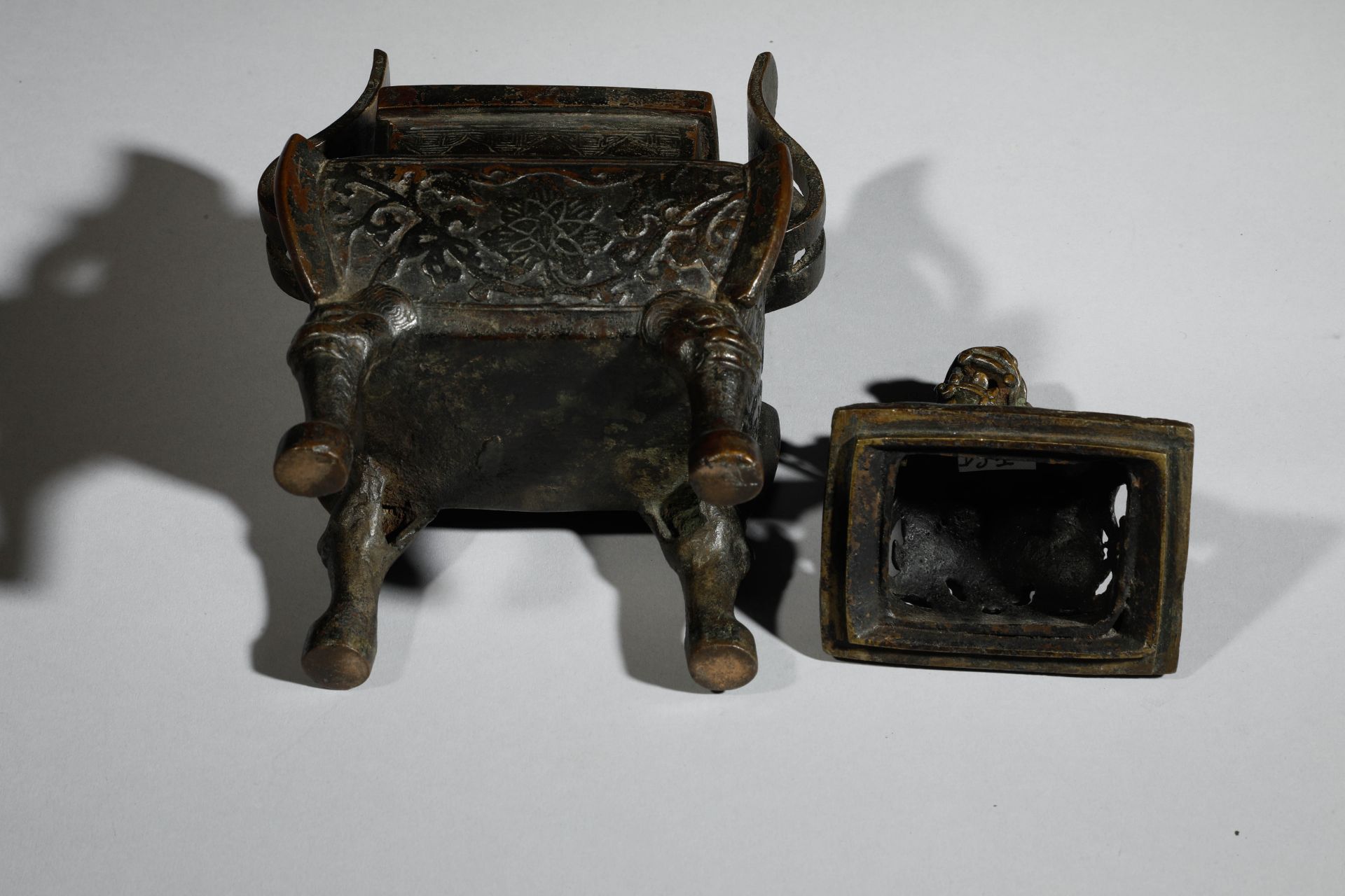 Brule parfum quadripode ,à couvercle ajouré surmonté d’un « Kilin » tenant un « Lingzi » de sa patte - Image 4 of 5