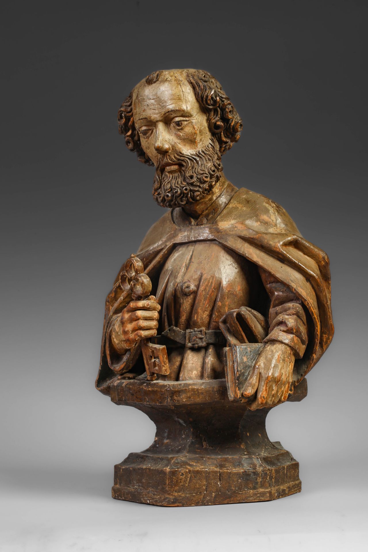 Saint Pierre tenant la clef du paradis et la bible, coiffé de bouclettes à la barbe frisée vêtu d'un