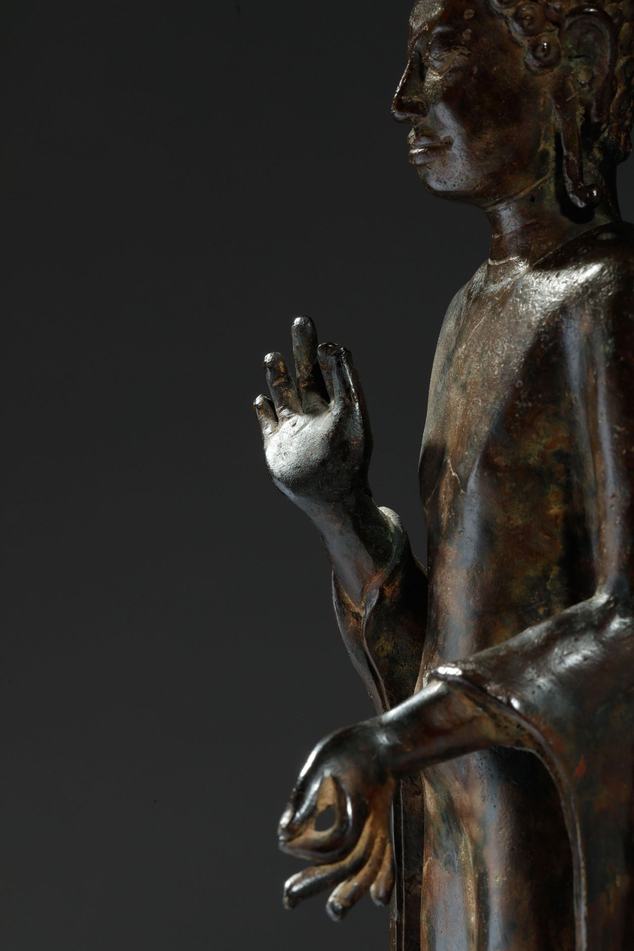 Buddha debout en posture hiératique, sur une base lotiforme , vêtu d’une robe monastique « - Image 4 of 6