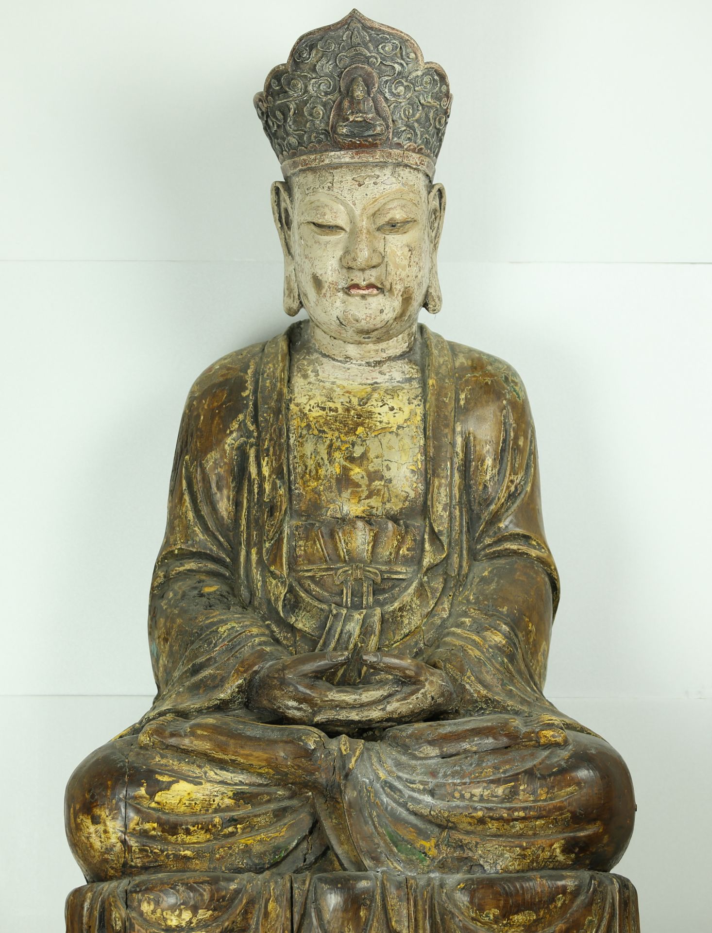 Statue processionnelle du Boddhisattva Kwan Yin assis en méditation , sur un haut socle étagé, - Bild 2 aus 8