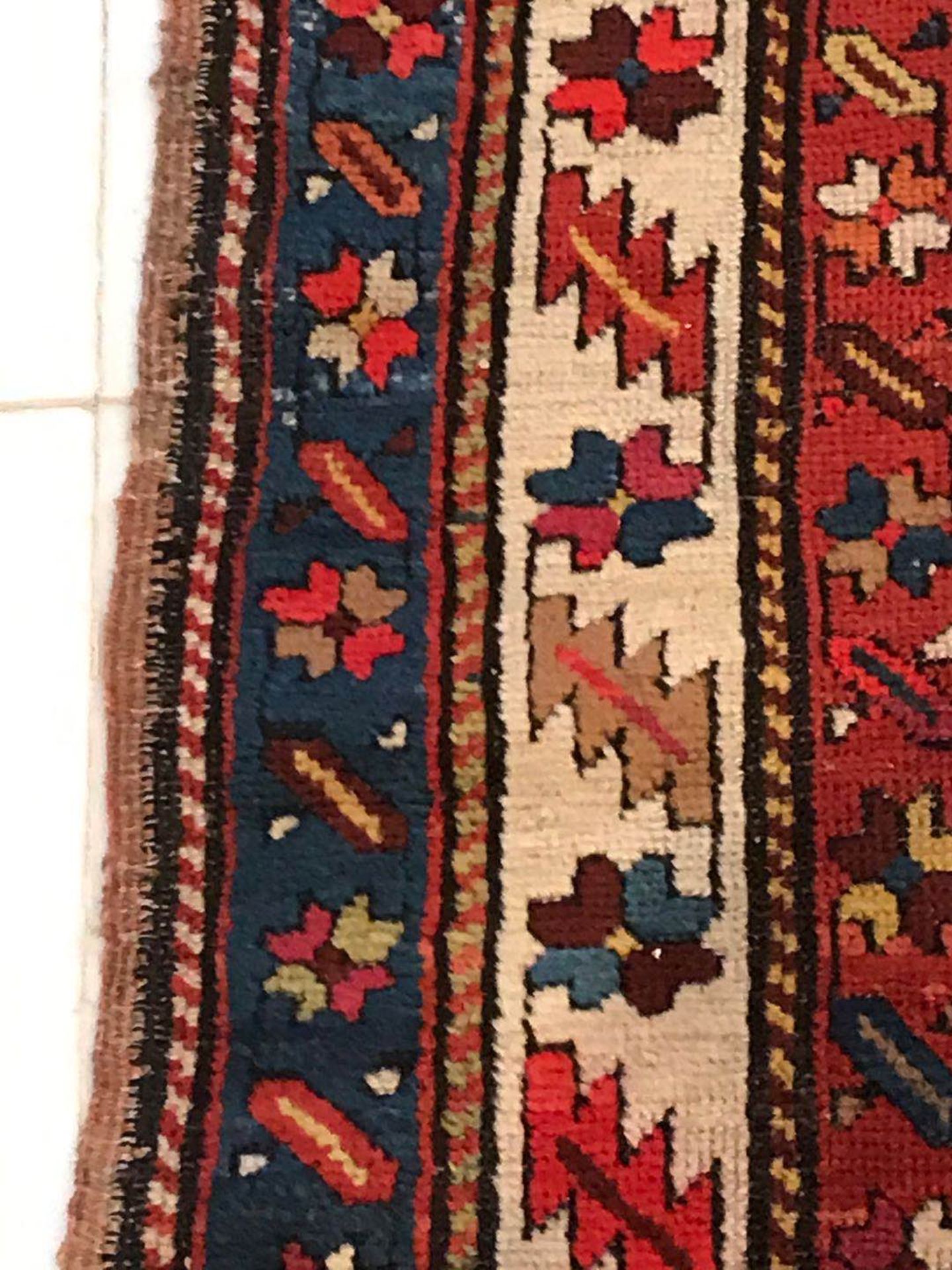 Tapis tribal en laine polychrome à décor de motifs traditionnels 365 x 114 cm - Image 15 of 16