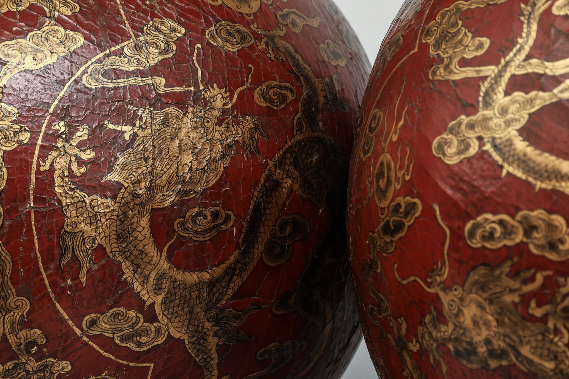 Importante paire de vases globulaires en laque ornée de deux motifs de dragons et chauve souris - Bild 5 aus 7