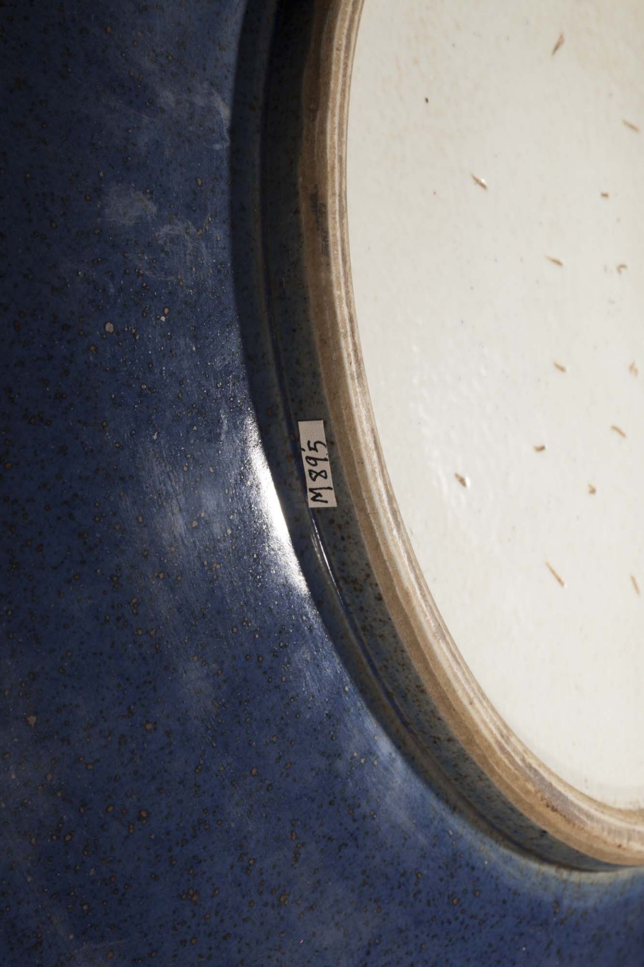 Paire de larges plats en épaisse porcelaine à glaçure monochrome nuancée bleu bleu outremer et - Bild 2 aus 2