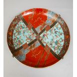 Important plat en porcelaine d’Arita à décors Imari polychrome à géométrique et floral Le verso en