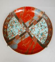 Important plat en porcelaine d’Arita à décors Imari polychrome à géométrique et floral Le verso en