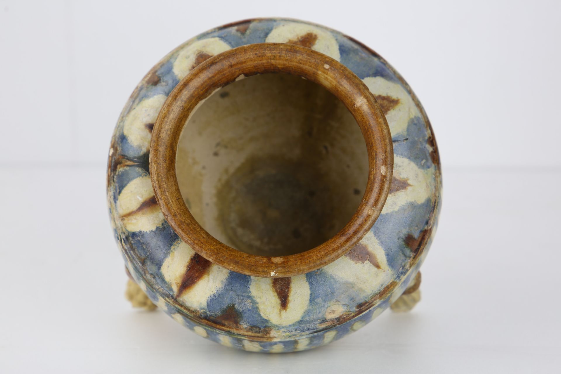 Urne tripode « Sançaï » sur piètement zoomorphe en terre cuite à glaçure trois couleurs , brune, - Image 4 of 4