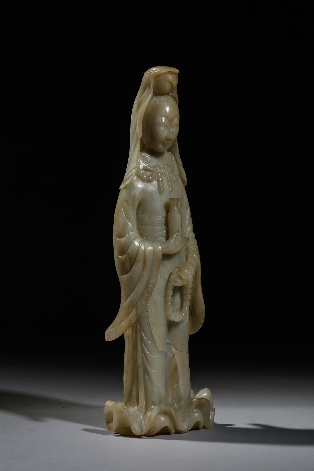 Le Boddhisattva « Kwan yin » debout vêtu d’une robe drapé à large manches et plis bouillonnants - Image 2 of 5