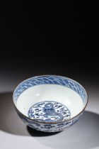 Large coupe en porcelaine blanche décorée en bleu cobalt sous couverte de dragons impériaux flottant