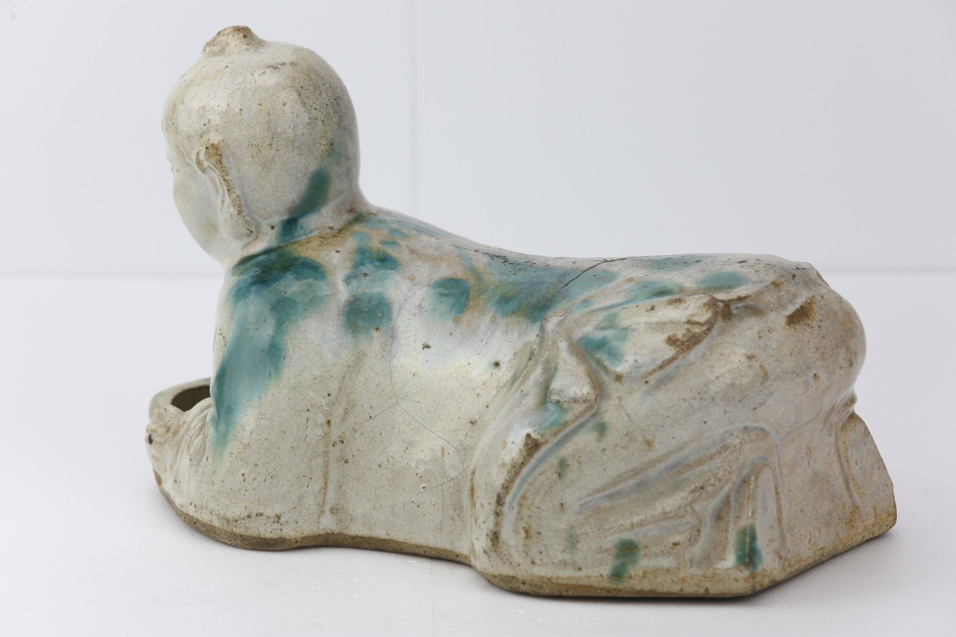 Repose tête en céramique « Sançaï » à glaçure bicolore turquoise et blanc illustrant un serviteur - Bild 4 aus 6