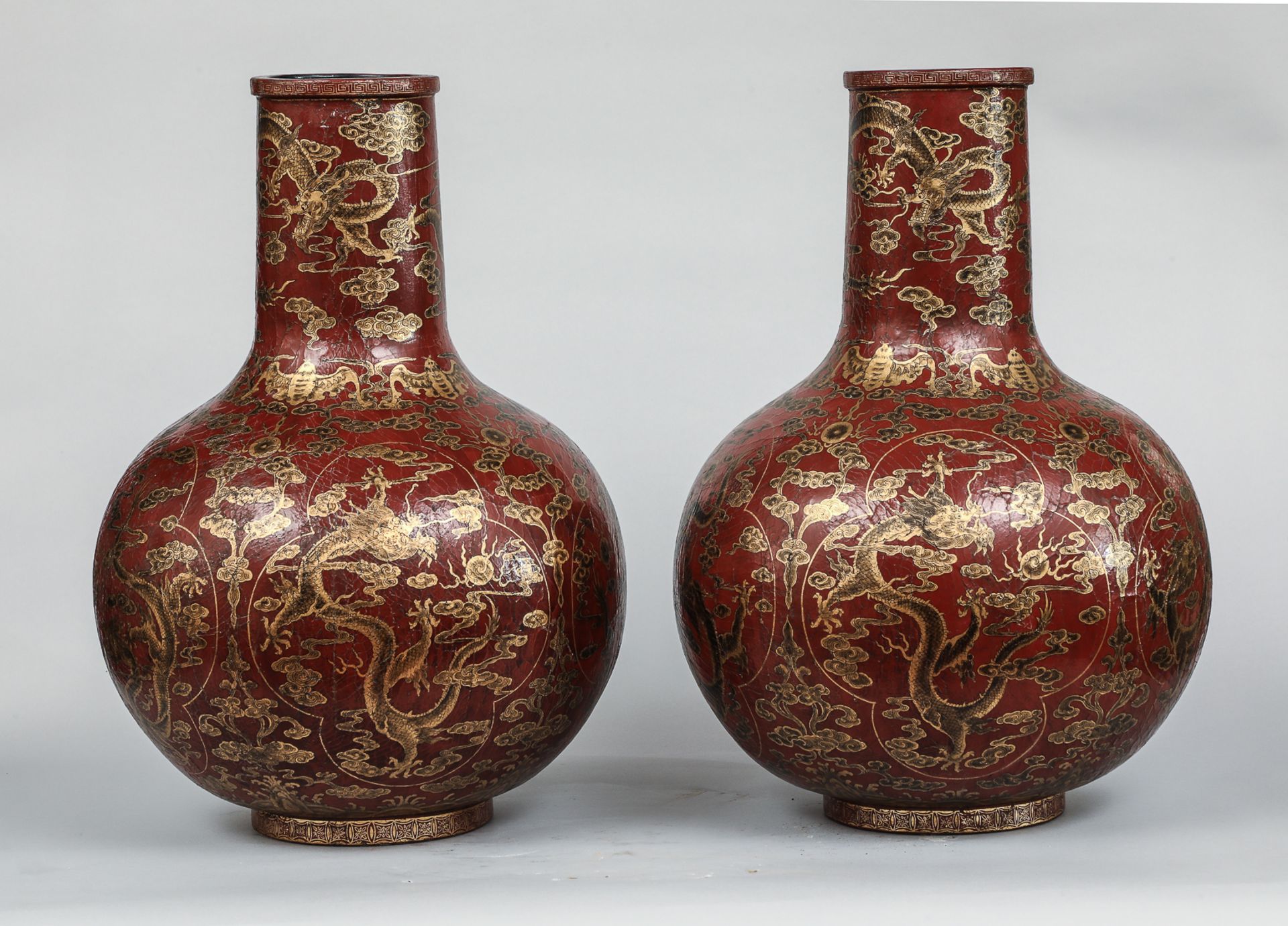 Importante paire de vases globulaires en laque ornée de deux motifs de dragons et chauve souris - Image 3 of 7