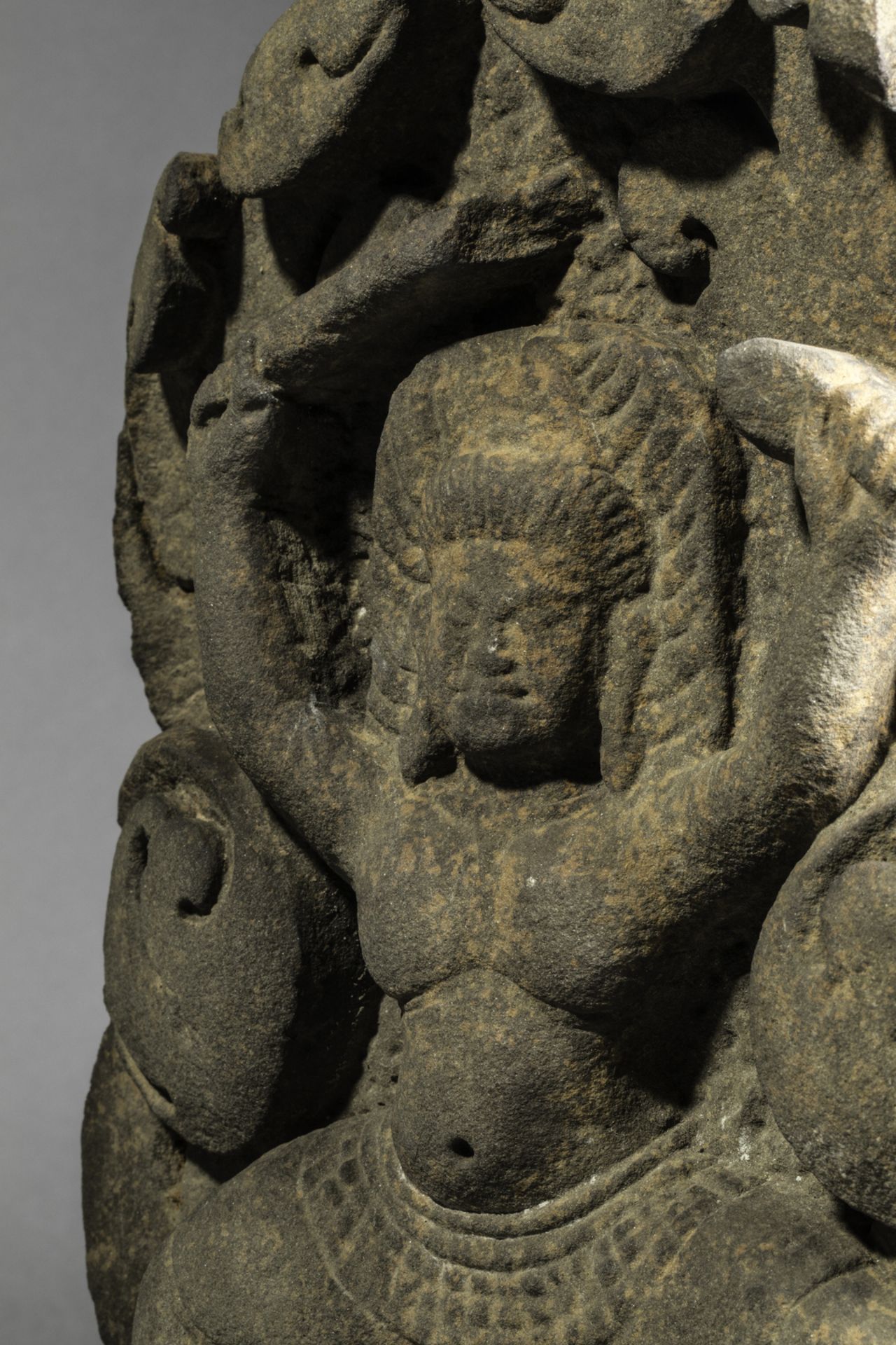 Haut relief de sanctuaire illustrant un gandharva dansant dans des rinceaux foisonnants Pierre - Image 2 of 4