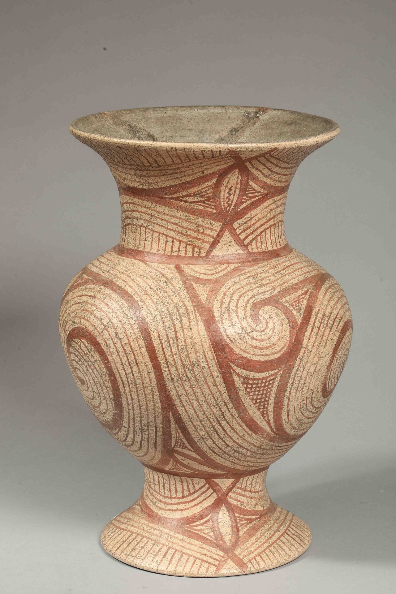 Vase sur piédouche à panse globulaire et col évasé en terre cuite décoré en ocre rouge de motifs