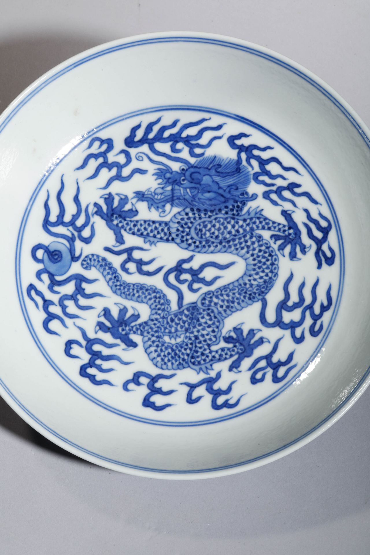 Rare coupe en porcelaine blanche à décor en bleu cobalt sous couverte de dragon Impérial en fond - Bild 4 aus 7