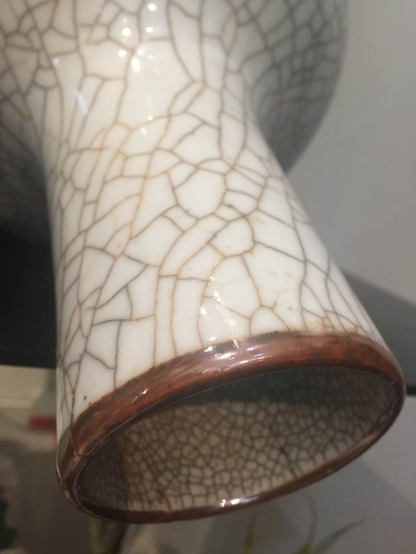 Vase Ghe Yao globulaire à col droit en porcelaine à glaçure monochrome blanche craquelée Chine - Image 2 of 9