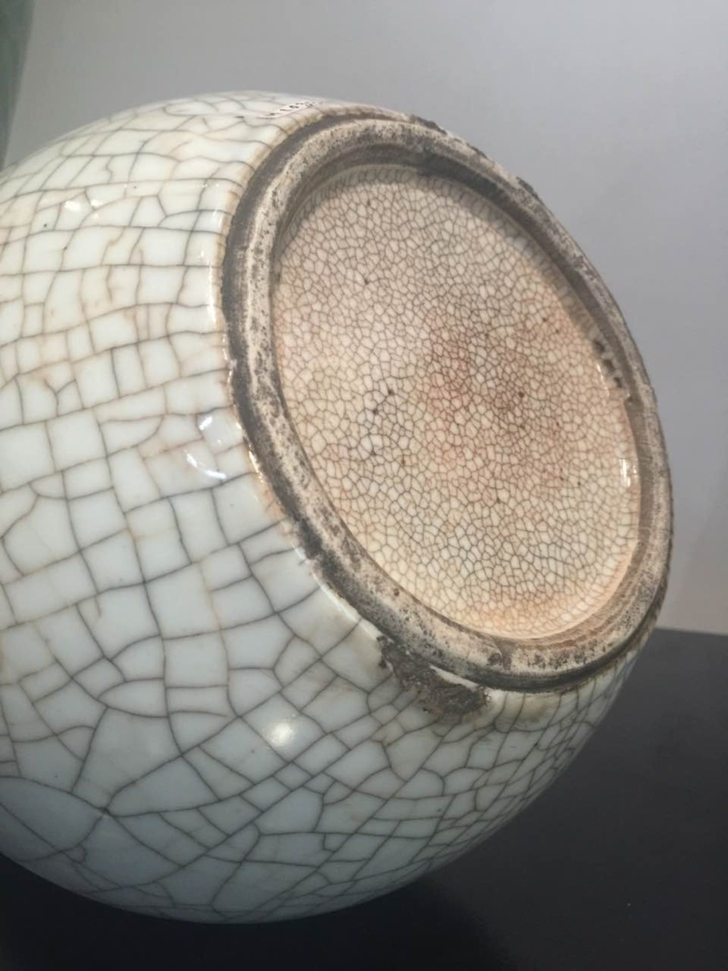Vase Ghe Yao globulaire à col droit en porcelaine à glaçure monochrome blanche craquelée Chine - Image 3 of 9