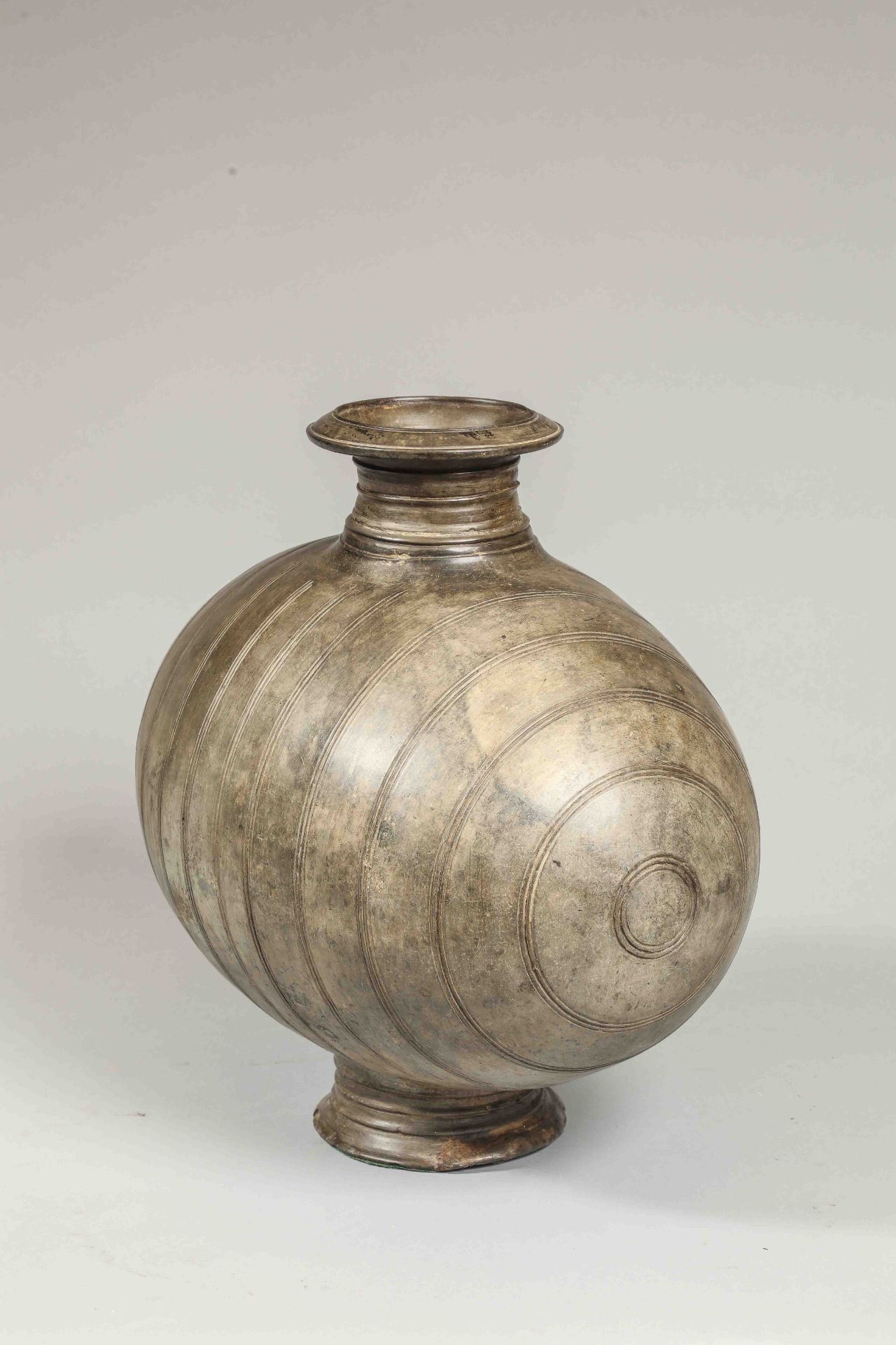 Vase « Cocon » sur piédouche décoré de lignes verticales incisées Terre cuite grise Chine Dynastie - Bild 3 aus 4