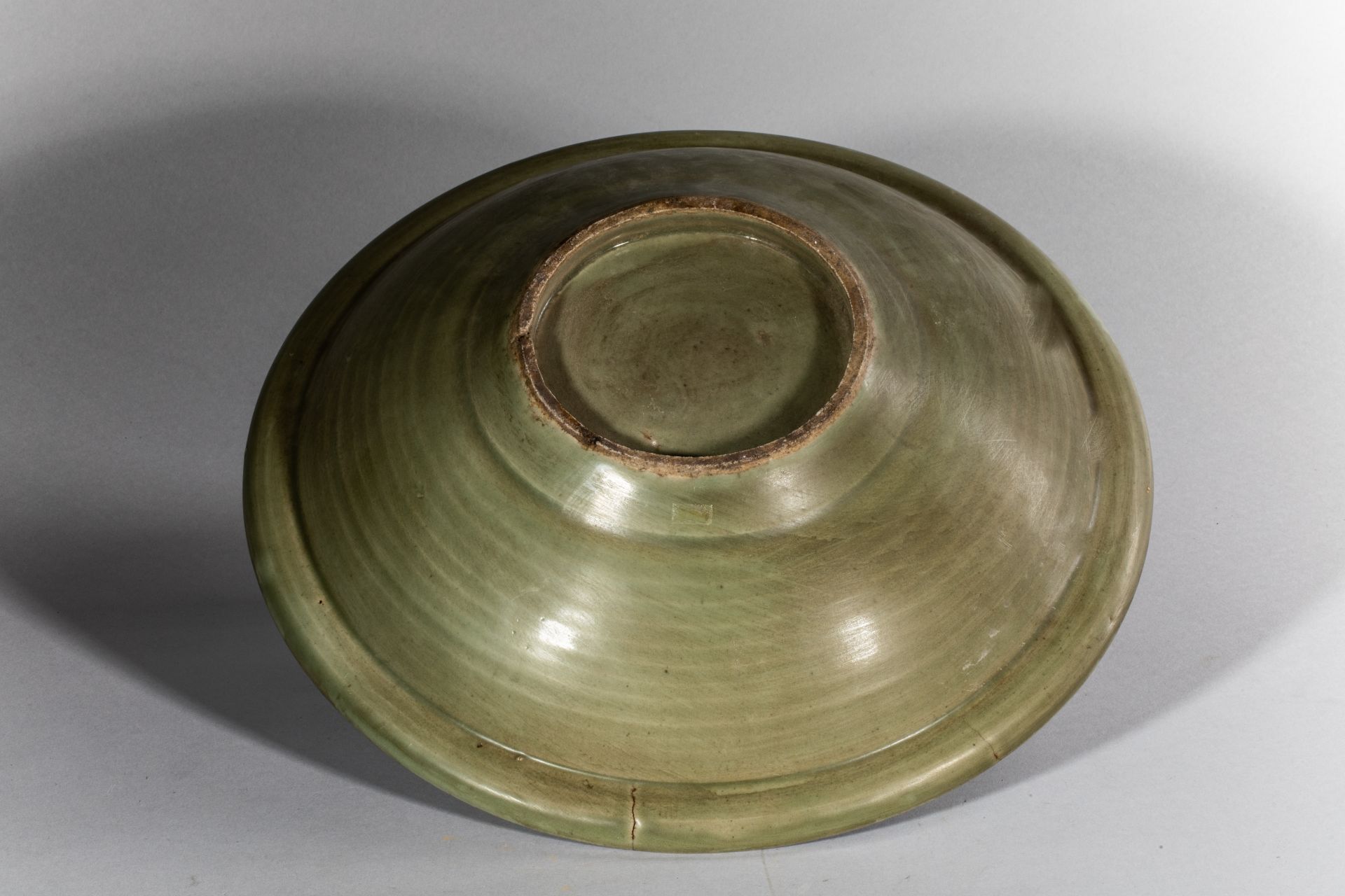 Plat en épaisse porcelaine du longquan à décor incisé sous glaçure monochrome céladon à décor de - Bild 4 aus 4