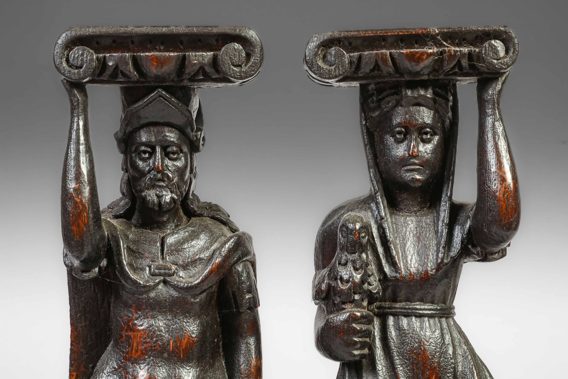 Paire de cariatides illustrant un couple de la mythologie grecque Athena ? debout sur des bases - Bild 3 aus 4