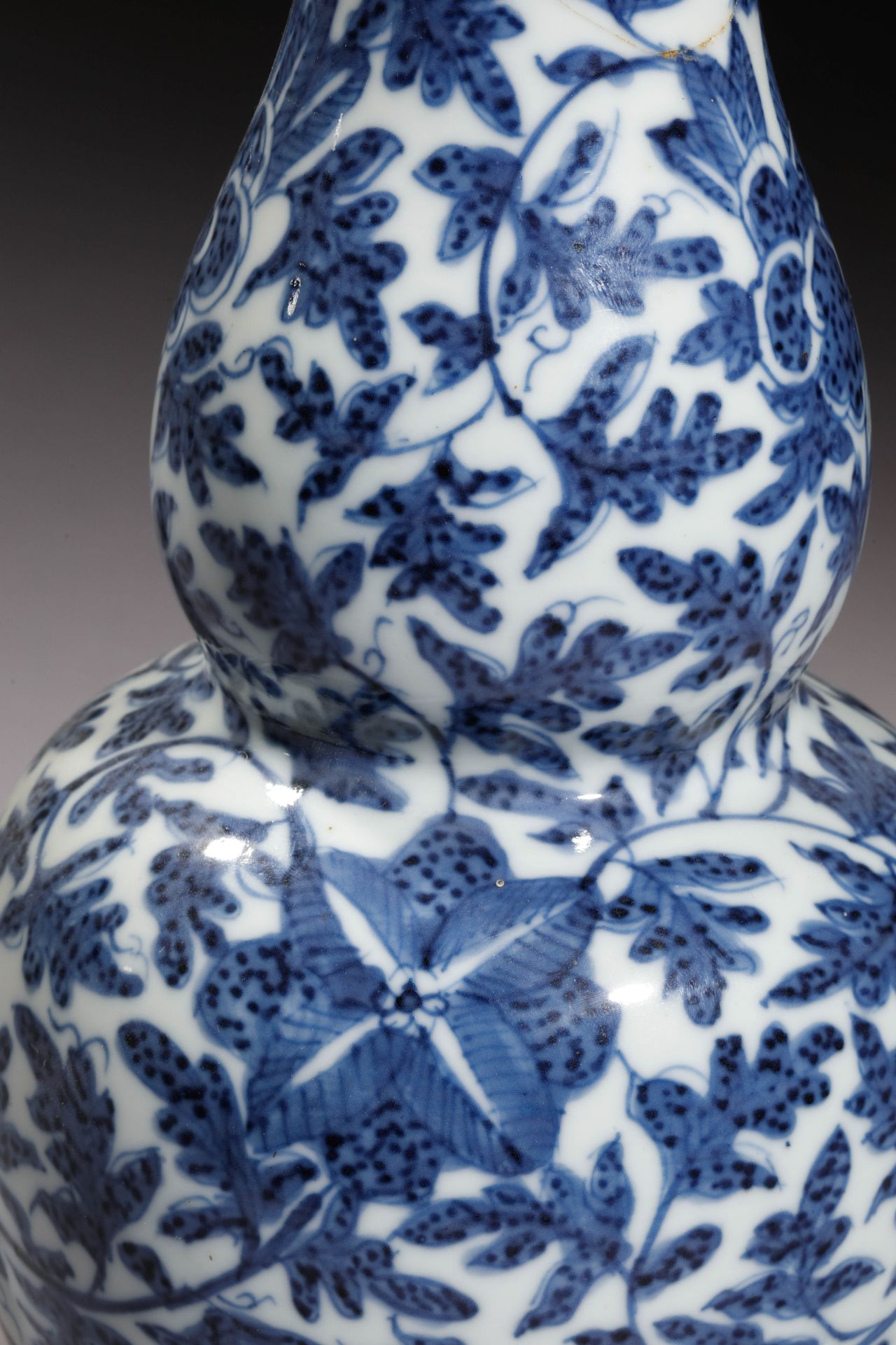 Vase « coloquinte » double gourde à petit couvercle surmonté d’une chimère, en porcelaine blanche - Bild 4 aus 6