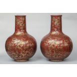 Importante paire de vases globulaires en laque ornée de deux motifs de dragons et chauve souris