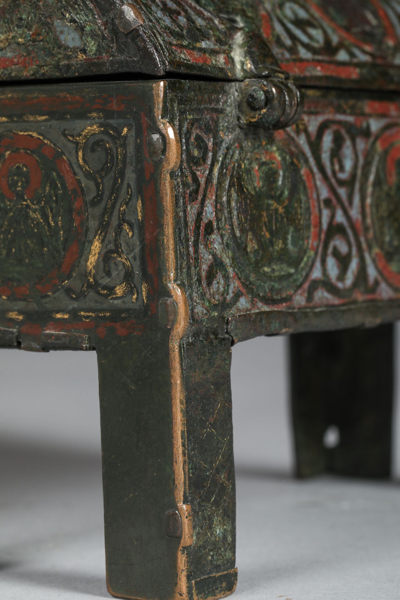 Coffret en cuivre doré et émaillé en champlevé de Limoges Début 13 eme siècle Ht 2,8cm x diam 12,5cm - Bild 6 aus 9
