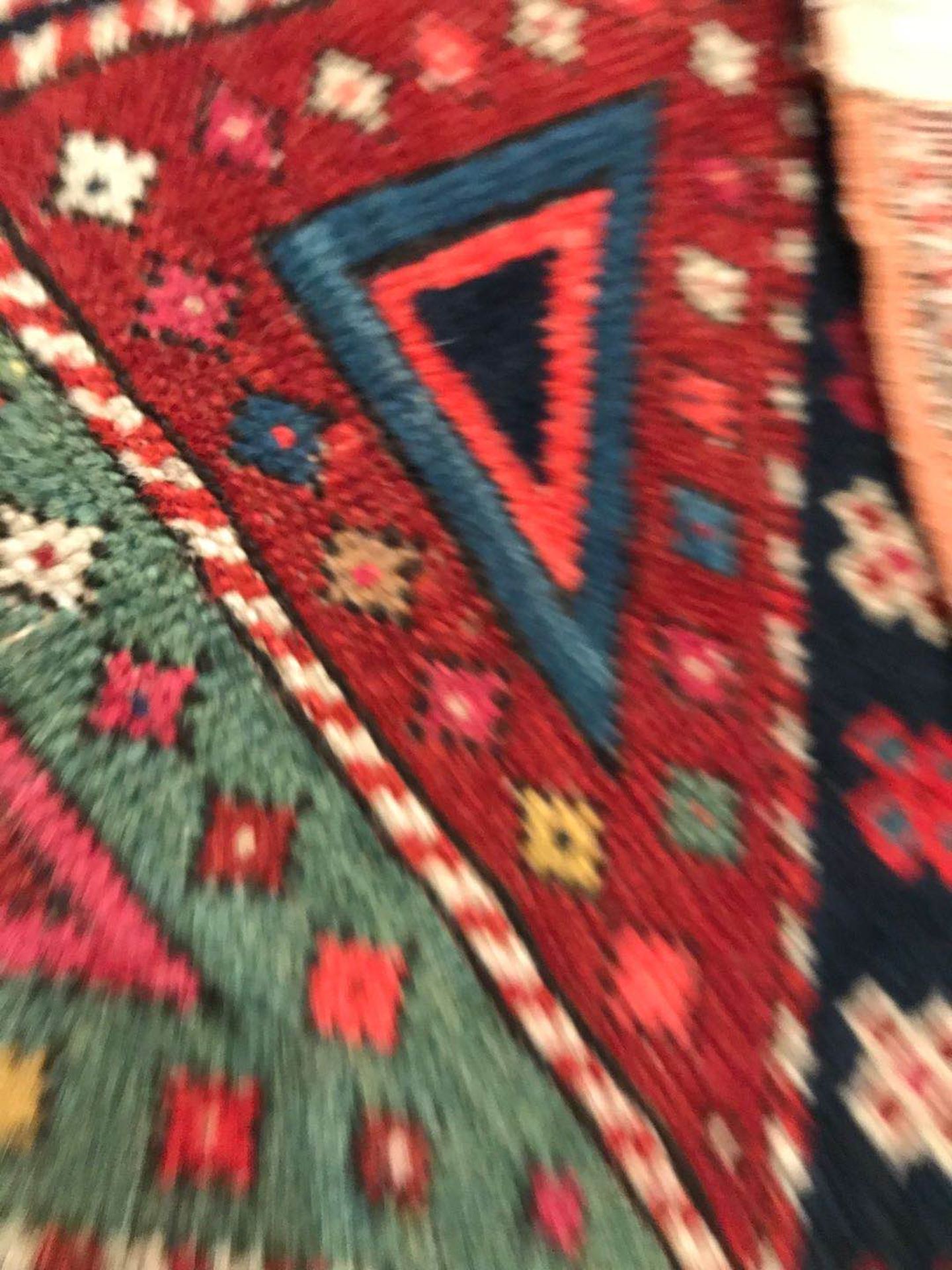 Tapis tribal en laine polychrome à décor de motifs traditionnels 365 x 114 cm - Image 12 of 16