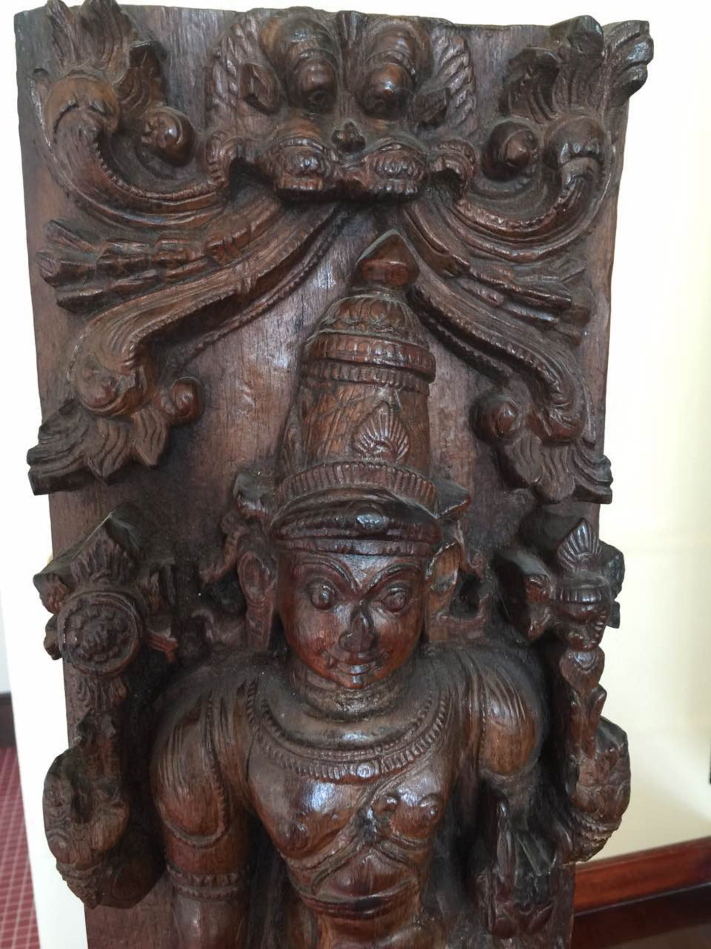 Panneau de charriot processionnel illustré de Vishnu debout en abanga abrité sous un yali, coiffé - Image 2 of 5