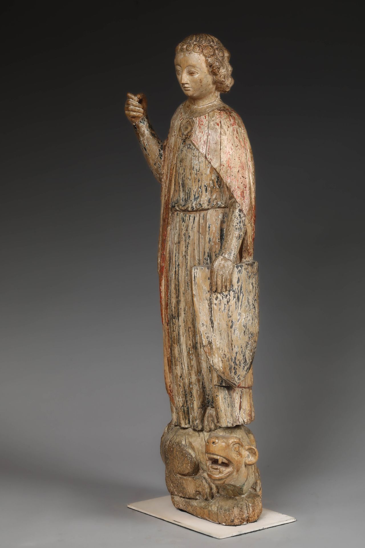 Saint Michel terrassant le démon de l'apocalypse, vêtu d'une longue tunique et d'un manteau ^plissé, - Image 2 of 8