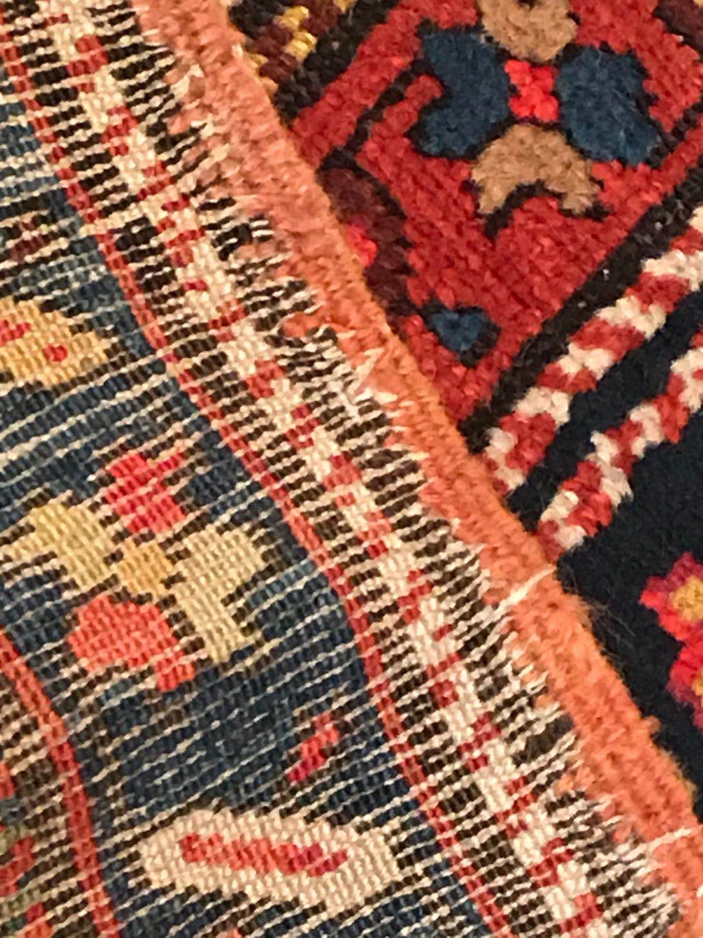 Tapis tribal en laine polychrome à décor de motifs traditionnels 365 x 114 cm - Image 6 of 16