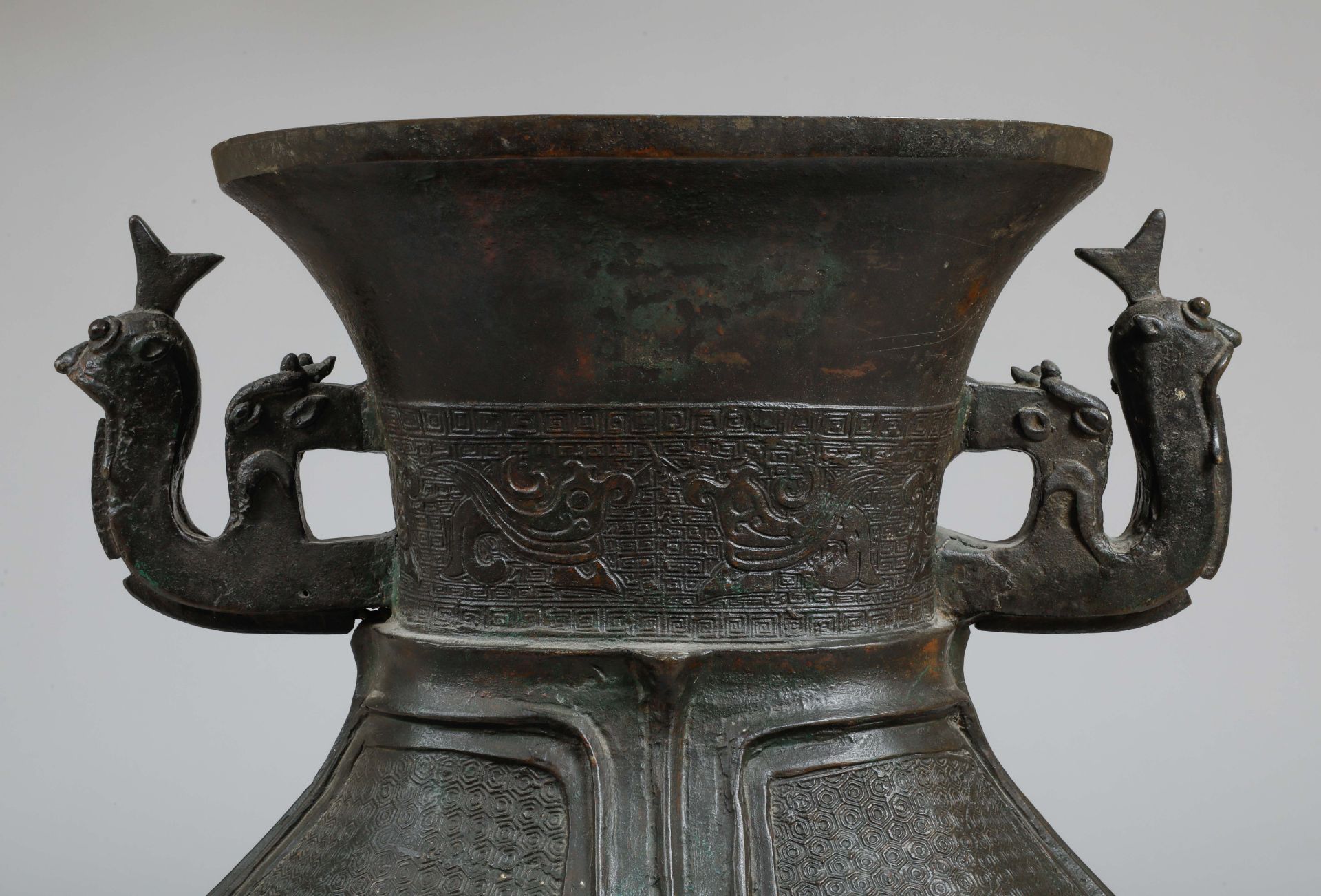 Vase de forme « GU » moulé de huit réserves à motifs archaïsants et géométriques, et de deux - Bild 7 aus 9