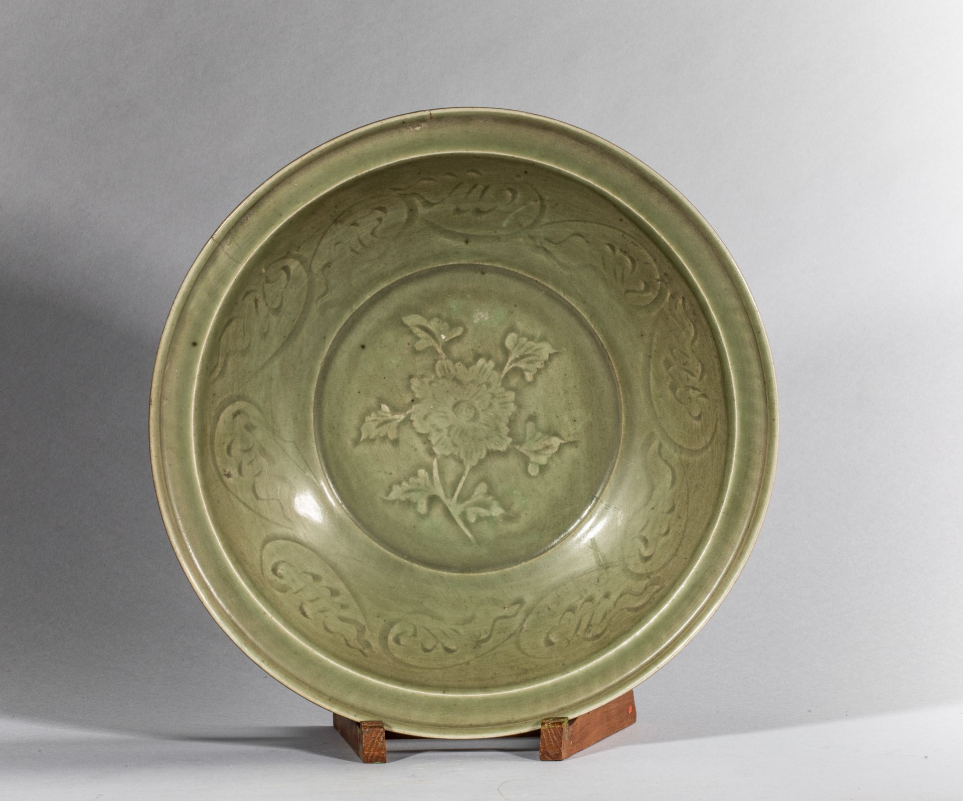 Plat en épaisse porcelaine du longquan à décor incisé sous glaçure monochrome céladon à décor de - Bild 2 aus 4