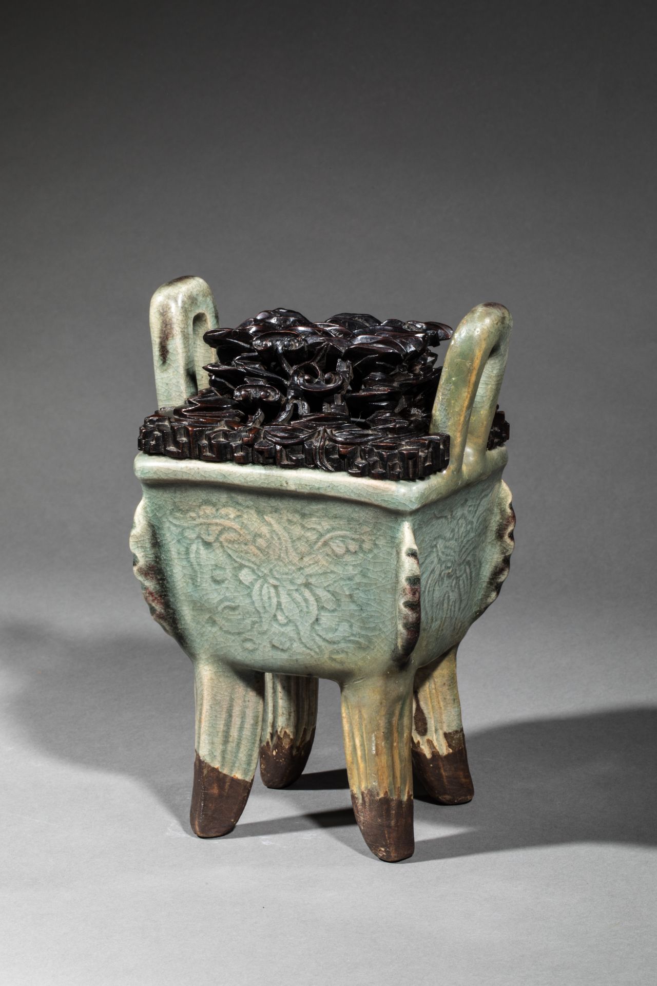 Brûle parfum Fangding archaïsant en épaisse porcelaine incisée de motif floraux sous glaçure - Image 5 of 6