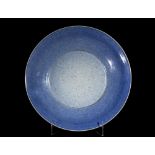 Paire de larges plats en épaisse porcelaine à glaçure monochrome nuancée bleu bleu outremer et