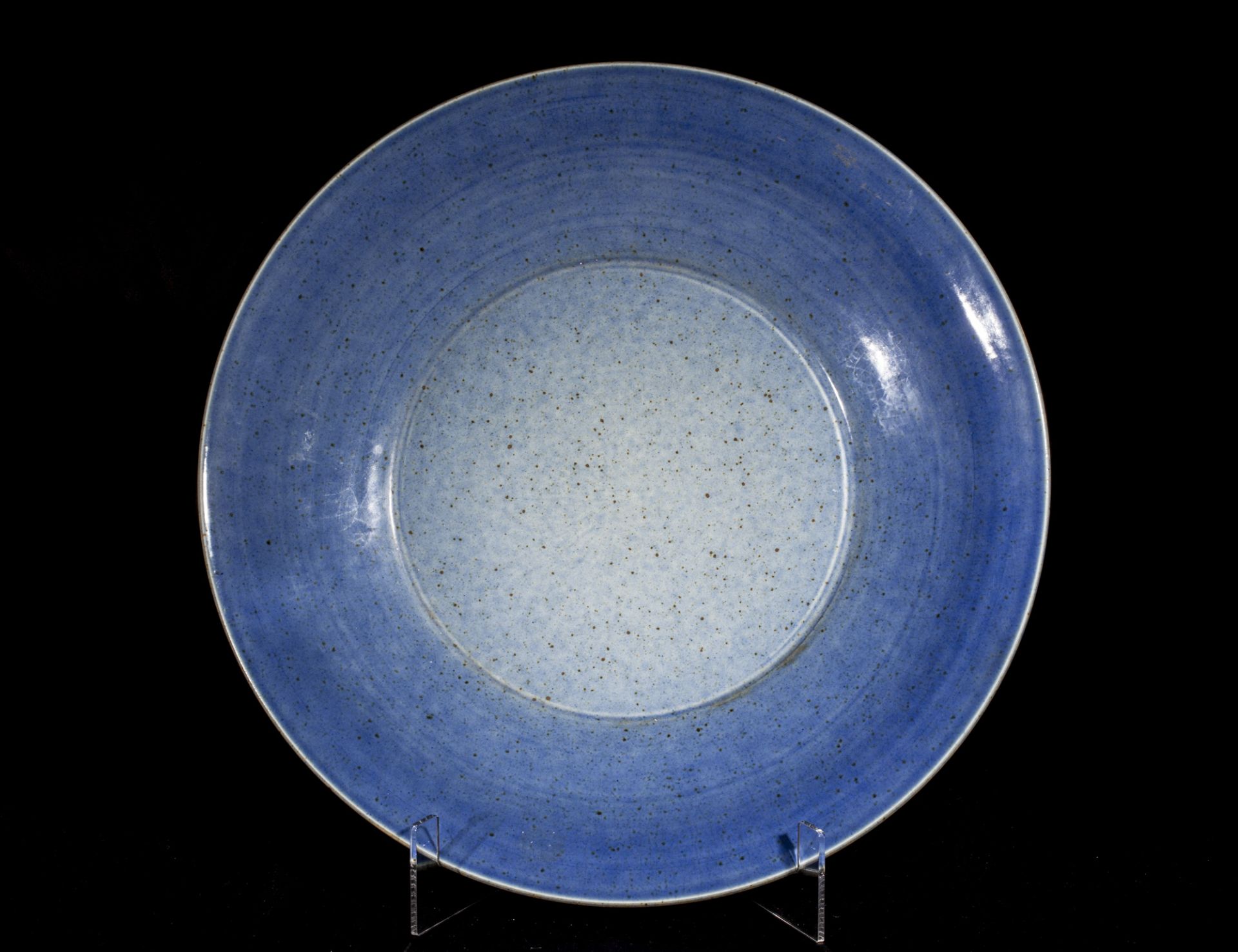Paire de larges plats en épaisse porcelaine à glaçure monochrome nuancée bleu bleu outremer et